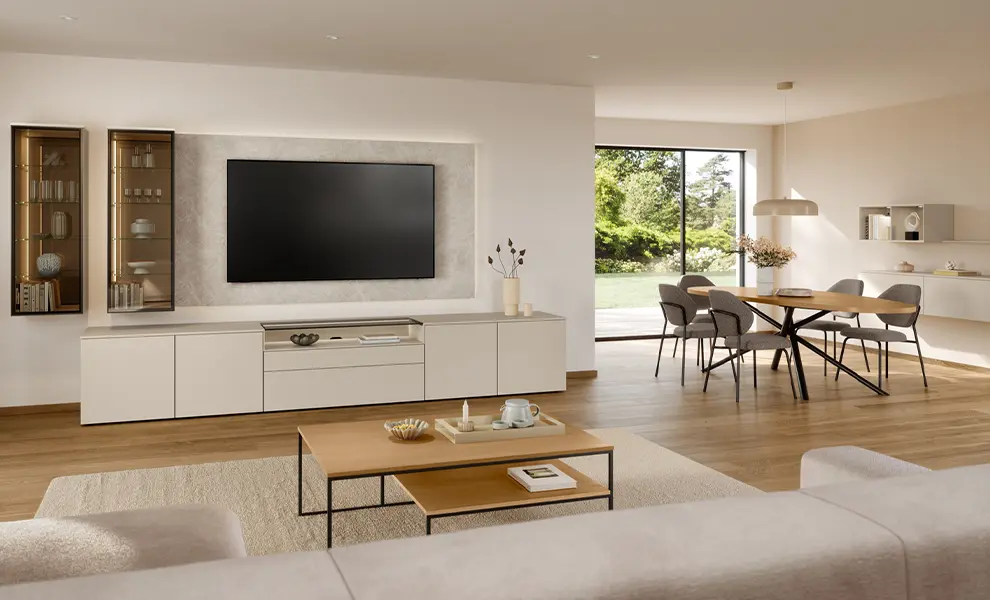 Wohnwand mit TV, Couchtisch und Essbereich, sandfarbene Anti-Fingerprint-Fronten im Programm SENSO 489
