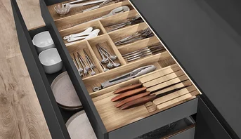 Besteckeinsätze aus Echtholz im nBOX System bieten stilvolle Ordnung und Übersicht für den Küchenalltag.