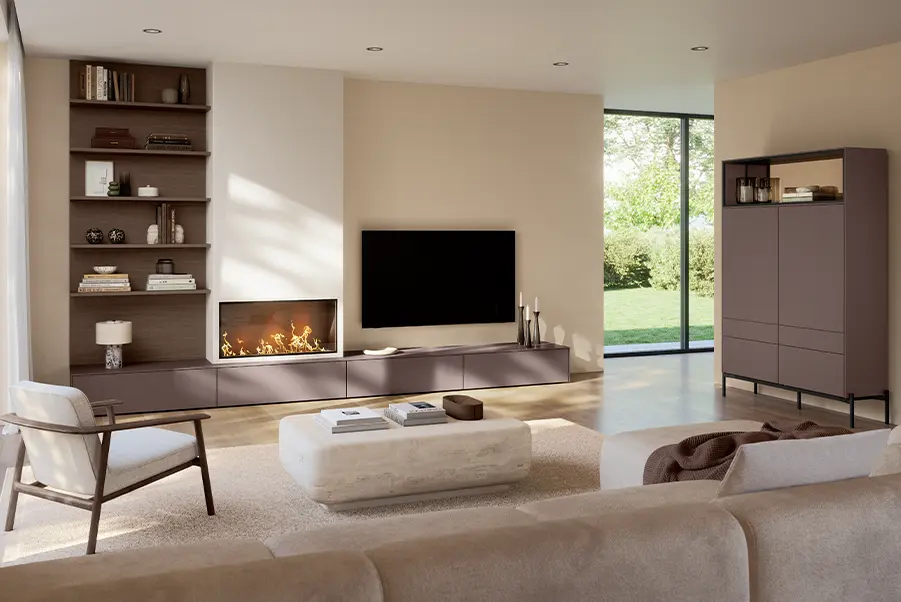 Wohnzimmer mit SENSO 498 Berry in mattem Lack: TV-Lowboard, Kamin, Regal und Hochschrank mit Antifingerprint-Oberfläche