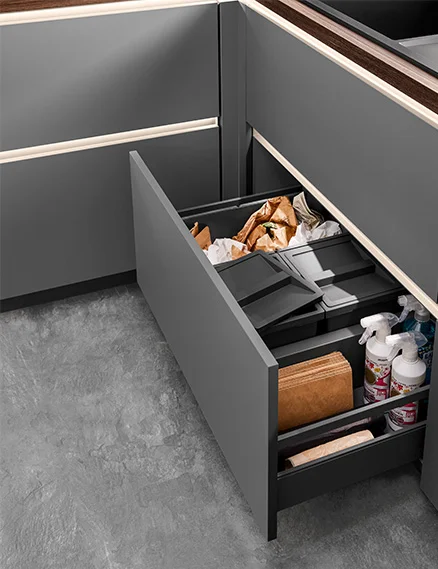 Clevere Mülltrennung im Unterschrank mit Auszug und Platz für Reiniger. Praktisch organisiert unter der Spüle.