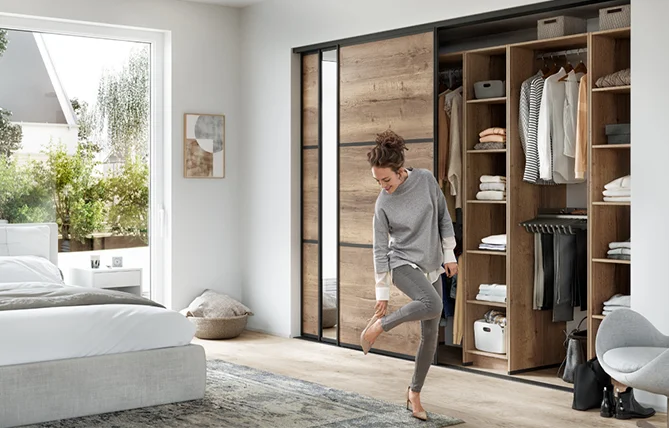 [Translate to es:] Eine elegante Lösung Ihren Kleiderschrank zu verstecken sind unsere Schiebtüren.