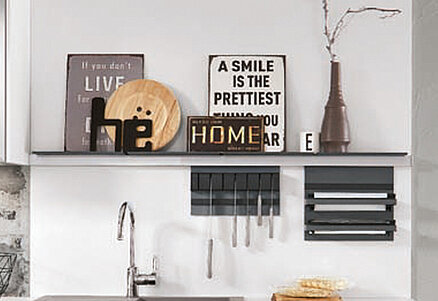 Elegancka, nowoczesna półka kuchenna prezentująca dekoracyjne cytaty, przybory kuchenne i minimalistyczne akcenty, utrzymana w subtelnej, neutralnej palecie kolorów.