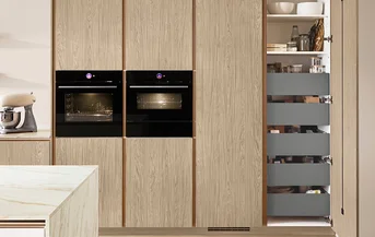 Structura 406 combineert een houtlook met doordachte opbergruimte - royale uittrekelementen voor stijlvolle en compacte keukens.