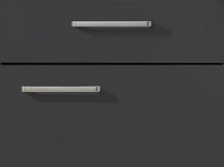 Minimalistische zwarte keukenladen met strakke zilveren handgrepen, die een moderne en schone ontwerpesthetiek laten zien.