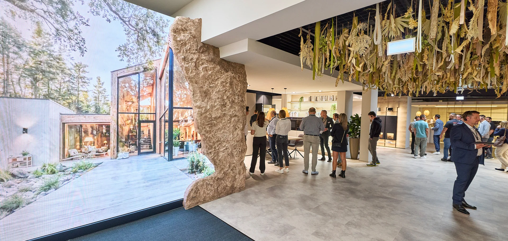 Hausmesse 2025 bei nobilia in Verl – inspirierende Ausstellung mit realen Wohnsituationen, natürlichem Messedesign und Einblicken in aktuelle Möbeltrends.