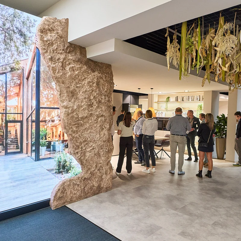 Hausmesse 2025 bei nobilia in Verl – inspirierende Ausstellung mit realen Wohnsituationen, natürlichem Messedesign und Einblicken in aktuelle Möbeltrends.