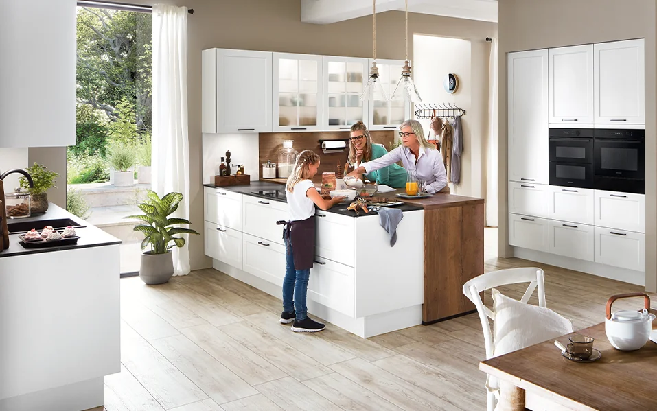 Weiße Küchen lassen sich besonders vielseitig gestalten wie hier in einer charmanten Landhausküche mit der Front NORDIC 782 in weiß matt. Die klassische Rahmenoptik kombiniert mit modernen Elementen schafft eine gemütliche Atmosphäre und bietet Raum für individuelle Akzente. Ideal für alle, die ein wohnliches Küchenkonzept mit viel Persönlichkeit lieben.