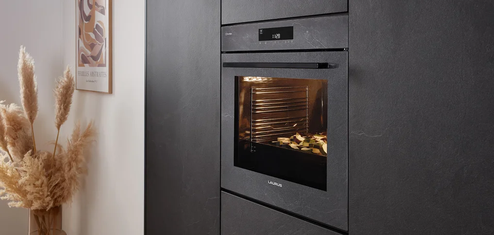 [Translate to pl:] Laurus Backofen elegant integriert in nobilia Küche mit Front Stoneart 303 in Grauschiefer Nachbildung farblich abgestimmt für ein modernes harmonisches Küchendesign