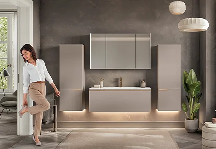 Nouveauté de salle de bains 2026 : SENSO 483 en macchiato premium mat assure une atmosphère de bien-être moderne avec des lignes claires et des couleurs chaudes.