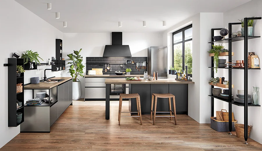 La façade Inox 216 en imitation acier brossé confère à la cuisine un caractère moderne et industriel. La surface métallique mate concilie élégance et fonctionnalité - parfaite pour un design de cuisine urbain et conscient de son style. En combinaison avec des éléments noirs et du bois chaud, on obtient un ensemble harmonieux avec un flair particulier de loft.