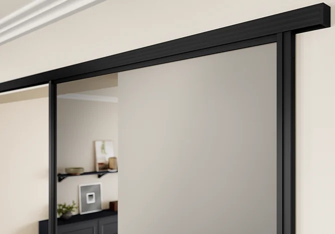 Porta scorrevole con telaio nero filigranato e vetro grigio - elegante soluzione pre-murale senza sforzo strutturale 