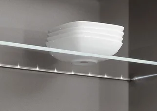 LED-Glaskantenbeleuchtung für Küchenbeleuchtung mit beleuchtetem Glasboden und dezentem Lichtakzent.