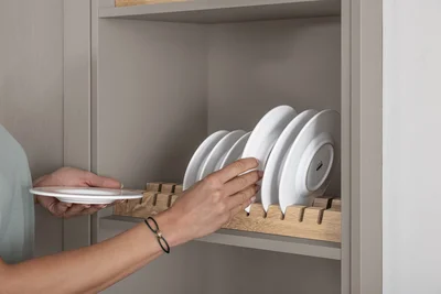 Tellerhalter aus Holz – dekorativ und funktional im offenen Küchenregal.