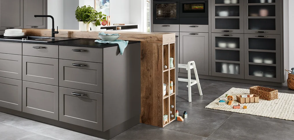 Cette cuisine avec la façade Nordic 786 en gris ardoise mat allie un design classique de maison de campagne à des accents modernes. La couleur sombre et noble confère à la pièce une atmosphère à la fois chaleureuse et stylée, tandis que l'aspect sobre du cadre assure une élégance intemporelle. Idéal pour tous ceux qui souhaitent combiner une ambiance chaleureuse avec une structure fonctionnelle.