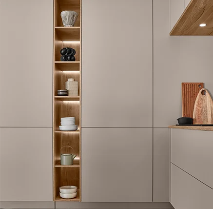 Modern servies en voorraadkast met open, verlichte vakken - heldere lijnen & royale opbergruimte voor een stijlvolle keukenplanning.