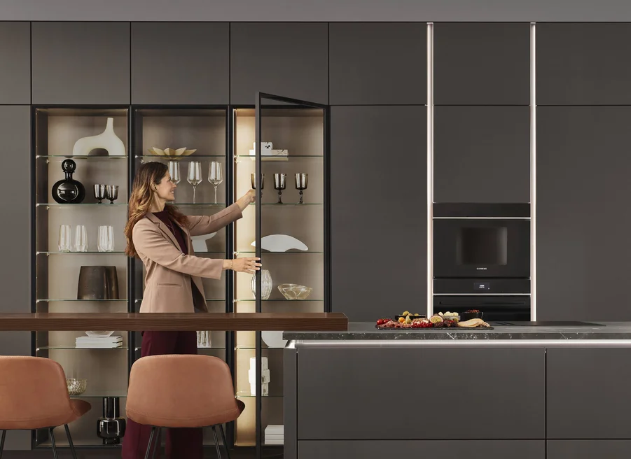 Softline 505 Küche mit senkrechter Griffmulde und beleuchteter Vitrine mit LED-Schrankinnenleuchte Hide.