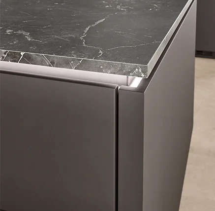 Grifflose Küche mit Lichtakzenten in der Griffmulde als Designelement.