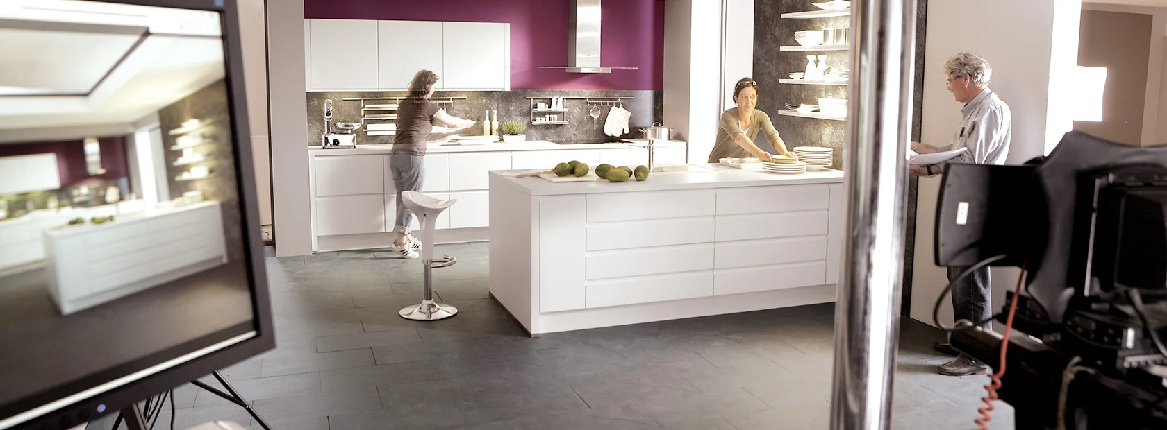 Obchodní partneři se fotografují ve fotografickém studiu nobilia