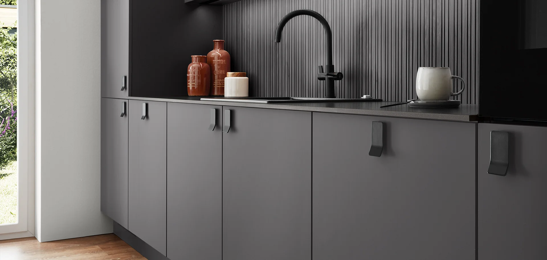 Diese Küche im modernen Line N Design überzeugt durch ihre grifflose Optik und das elegante Zusammenspiel aus dunkler Front und natürlicher Holzstruktur. Die klaren Linien schaffen eine ruhige Atmosphäre, in der das Kochen zum stilvollen Erlebnis wird.