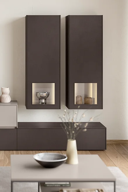 Des meubles de séjour modernes avec niches lumineuses intégrées - des lignes claires, des accents chaleureux et une présentation stylée d'éléments décoratifs.