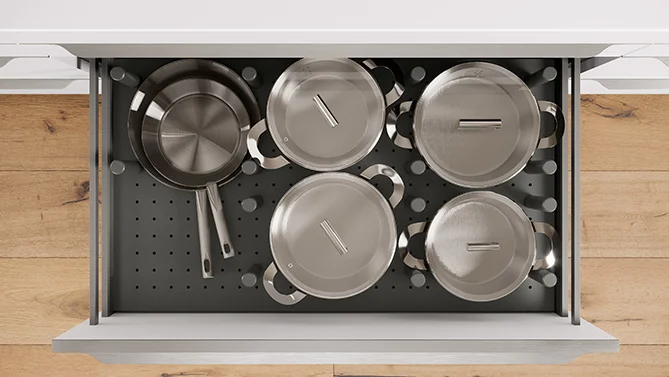 nBOX Auszug in Schiefergrau mit Holzstäben in Esche: Flexibles Ordnungssystem für Töpfe und Pfannen im modernen Küchendesign.