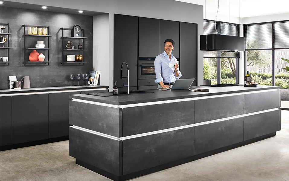 El frente LASER 463 en reproducción de hormigón negro aporta un toque urbano y arquitectura moderna a la cocina. El aspecto de hormigón texturizado resulta fresco y potente y combina de maravilla con los acentos en negro mate y los estantes abiertos. Perfecto para cualquiera que desee hacer una declaración clara.