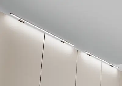 Aufsatzbeleuchtung für einen Kleiderschrank mit mehreren integrierten Lichtquellen an der oberen Kante