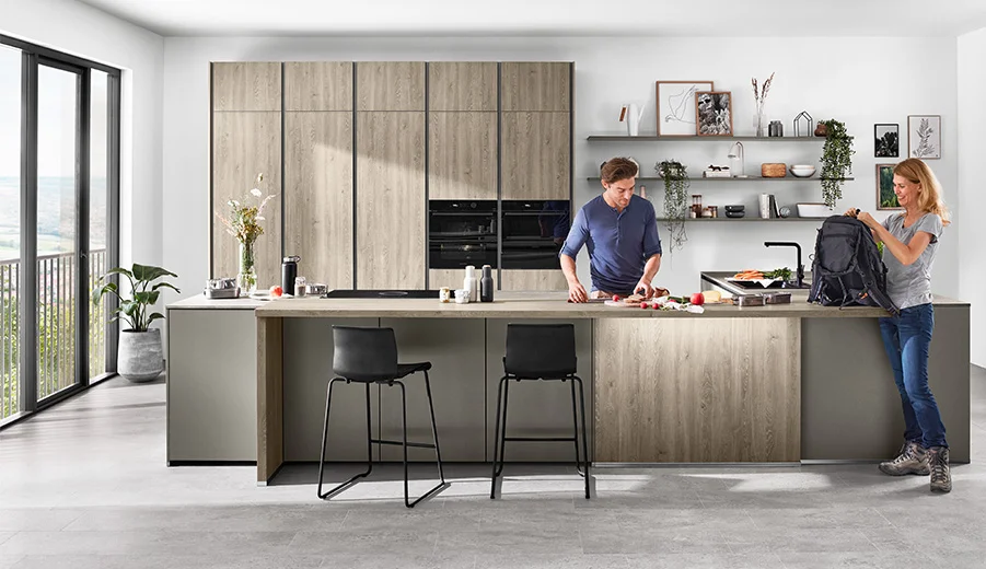 La façade Riva 843 en imitation chêne Bergamo apporte chaleur et convivialité dans la cuisine grâce à son aspect bois naturel. Le décor authentique confère à la pièce un caractère à la fois moderne et confortable - idéal pour tous ceux qui souhaitent allier naturel et fonctionnalité. La combinaison avec des façades mates en taupe complète l'image d'ensemble harmonieuse.