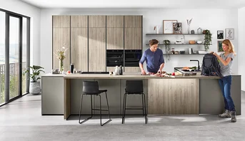 La façade Riva 843 en imitation chêne Bergamo apporte chaleur et convivialité dans la cuisine grâce à son aspect bois naturel. Le décor authentique confère à la pièce un caractère à la fois moderne et confortable - idéal pour tous ceux qui souhaitent allier naturel et fonctionnalité. La combinaison avec des façades mates en taupe complète l'image d'ensemble harmonieuse.