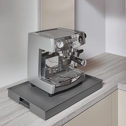 Espressomaschine auf ausziehbarem Rolltablar in einem Aufsatzschrank über der Küchenarbeitsplatte