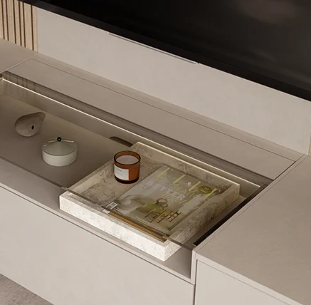 Tablette média avec fond en verre - stylée, éclairée et avec une gestion pratique des câbles.