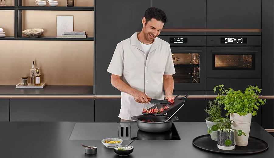 Moderne Küche mit Front SENSO 496 in Antifingerprint und Xtra Hob in Matt Schwarz. Stilvoll, funktional und pflegeleicht.