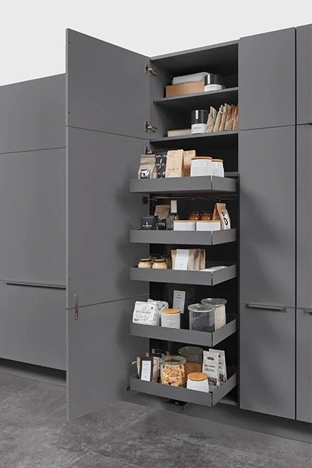 Hoge kast met uittrekbare ladders voor handig opbergen. De volledig uittrekbare legplanken bieden optimale toegang tot voedsel en keukenbenodigdheden - ideaal voor gestructureerde organisatie en maximaal overzicht in de moderne keuken.