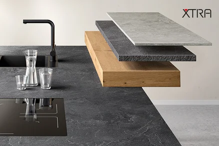 Moderne Küchenarbeitsplattenmaterialien präsentiert mit stilvollen schwebenden Regalen, raffiniertem Spülbeckenhahn und Induktionskochfeld in einem schlanken, zeitgemäßen Designlayout.