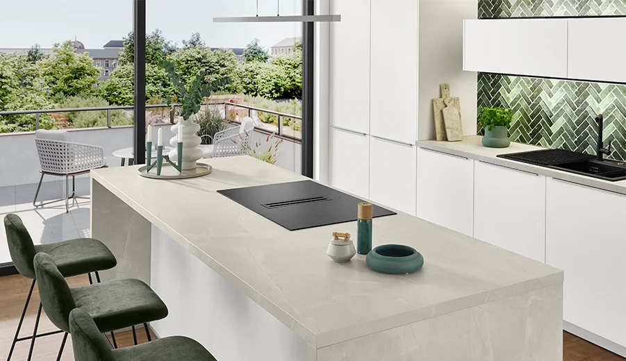 Elegante Küche mit Front SOFTLINE 507 und Xtra Hob in Matt Schwarz. Antifingerprint-Oberfläche für stilvolle und pflegeleichte Ästhetik.