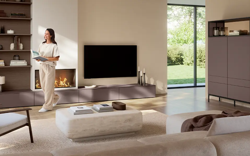 Wohnzimmer mit Berry Premium matt Front 498, Lowboard, Sideboard, Fernseher, Kamin und Regalen