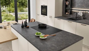 Küche mit Front SOFTLINE 510 in Antifingerprint und Xtra Hob in Matt Schwarz – stilvoll, pflegeleicht und durchdacht geplant.