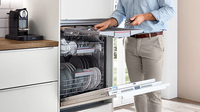 Lavastoviglie integrata nella moderna cucina nobilia con frontale SENSO 488 in bianco premium opaco. Pratica ed elegante per l'uso quotidiano.