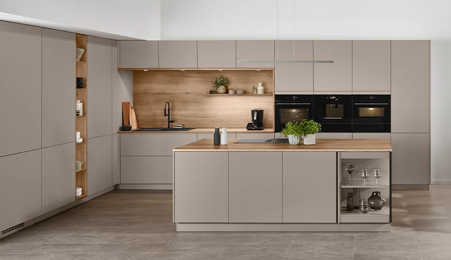 Modern keukenontwerp met innovatieve FurnSpin draaikast - gemakkelijke toegang tot de inhoud dankzij elegante zwenkbeweging zonder storende deuren. 