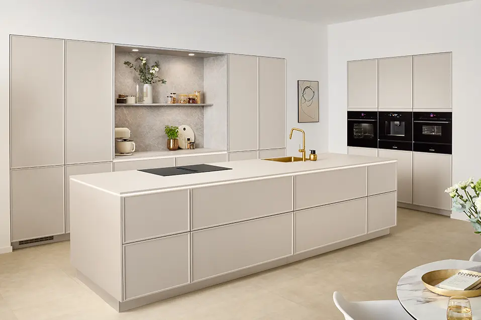 Einbauküche mit Kücheninsel in CADRA 746 Sand und neuer Mikro-Rahmenfront, Backöfen und Kochfeld