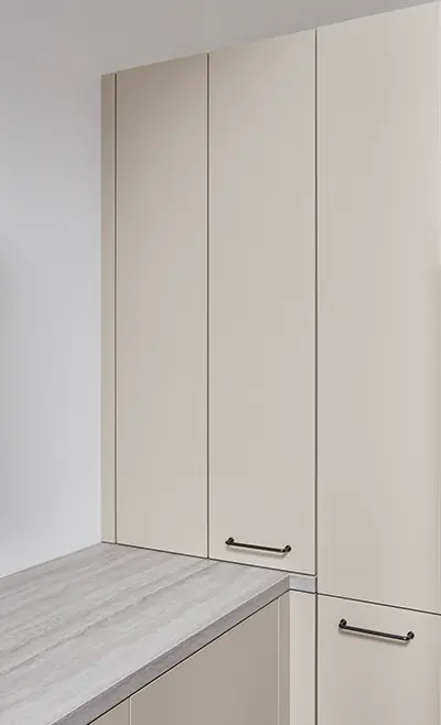 Aufsatzschrank mit geschlossener Falttür über der Küchenarbeitsplatte für zusätzlichen Stauraum