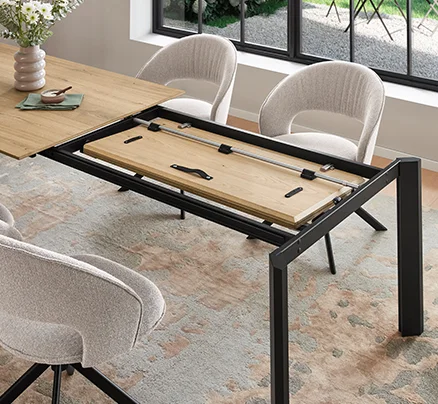 Mécanisme d'extension Butterfly pour tables de salle à manger - intelligemment rangé sous le plateau de table, peu encombrant et toujours prêt à l'emploi.