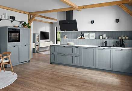 Landhausküche in Steinblau mit modernen Elementen wie Kochinsel und offener Wohnlösung.