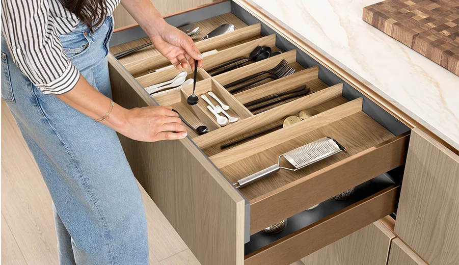 Ladesysteem met inzet van echt hout in Structura 406: Flexibele bestekorganisatie ontmoet modern keukendesign.