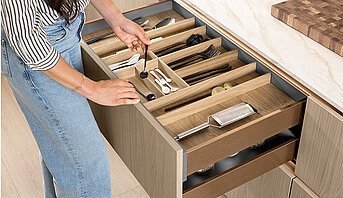 Schubkastensystem mit Echtholzeinsatz in der Front Structura 406. Hochwertige Besteckeinsätze aus Holz bieten flexible Einteilung für Löffel Gabeln Messer und Küchenhelfer – funktional durchdacht und optisch harmonisch im modernen Küchendesign.