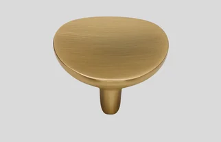 Bouton métallique 813 en or jaune - de forme ovale avec une surface mate.