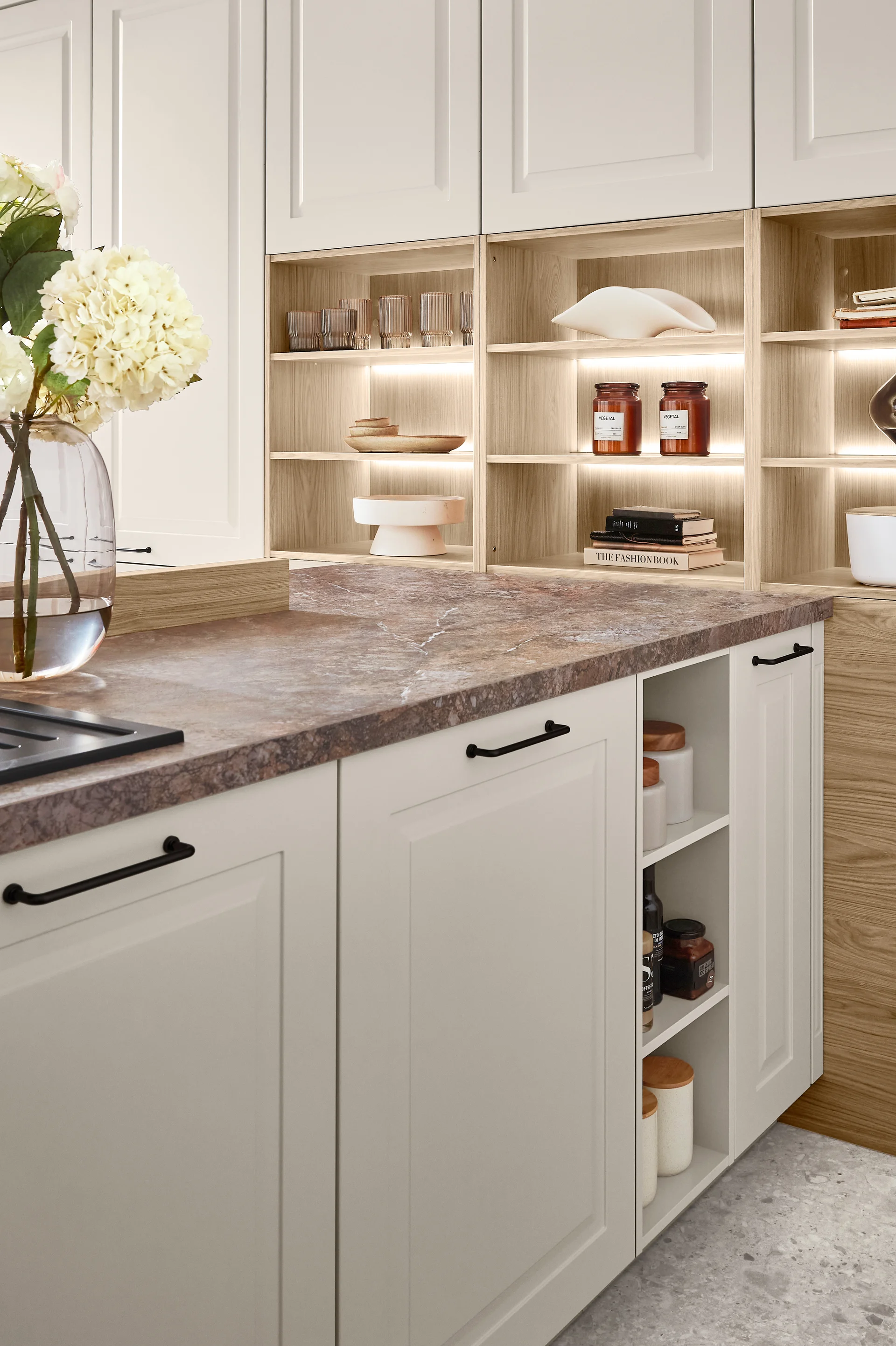 Kuchnia w stylu wiejskim w kolorze Sand Perfect mat z eleganckim frontem ramowym.