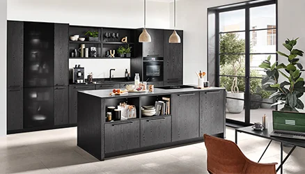 Nowoczesna kuchnia z frontami w reprodukcji dębu Nero z programu STRUCTURA 403 i przestronną wyspą kuchenną z otwartymi półkami.