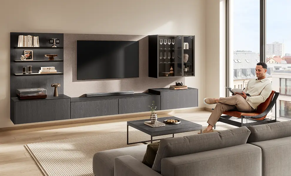 Wohnzimmer mit Structura 419 in Eiche Nero Nachbildung, TV-Wand, Schränken und Sitzbereich