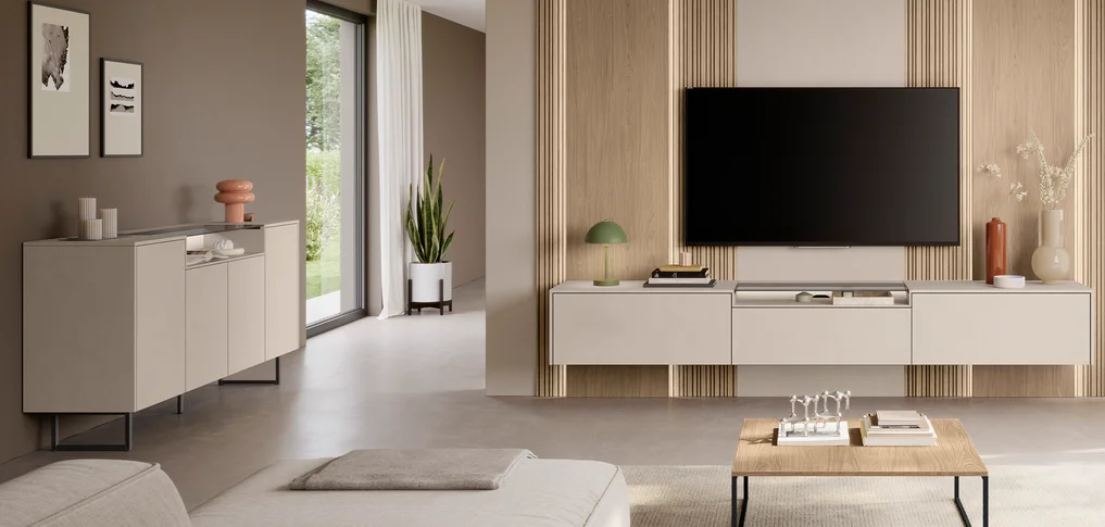 Des meubles multimédias modernes avec une tablette multimédia flottante, une gestion des câbles intégrée et des détails élégants - pour une ambiance de vie ordonnée et stylée.